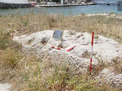 Ma la scoperta pi� importante � quella di una struttura in pietra seminascosta dall'erba alta, dotata di tre grandi fori. �Queste aperture servivano per sostenere il peso di grossi pali lignei - spiega Disantarosa -. Di sicuro questa era la base di un imponente edificio preistorico�